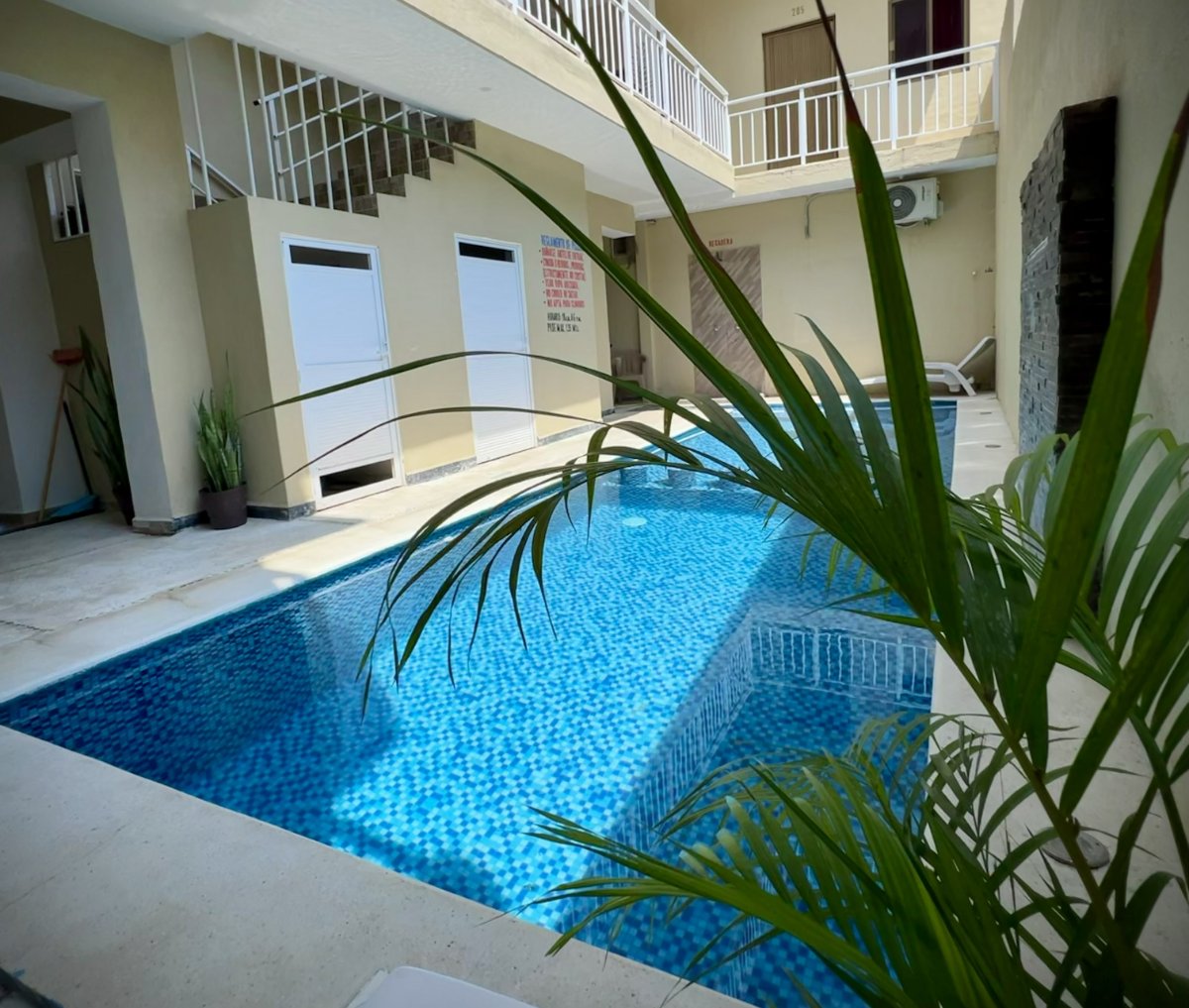 Area verde junto a piscina o alberca