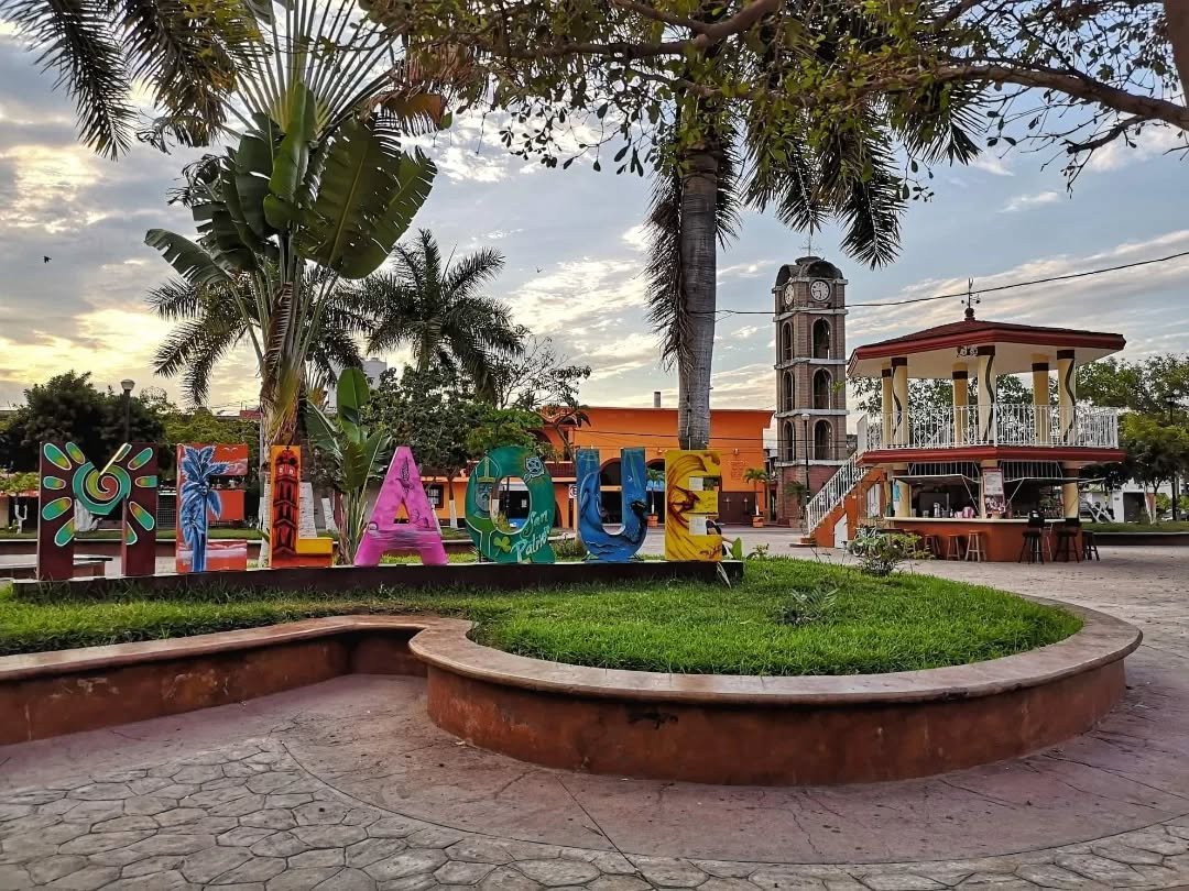 Jardin principal de melaque con sus letras coloridas